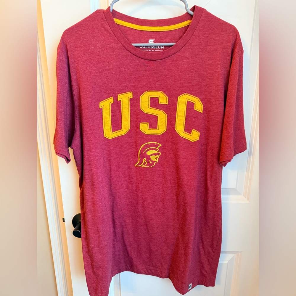 New Men’s Colosseum Men's Garnet Tee with Yellow USC Logo size large